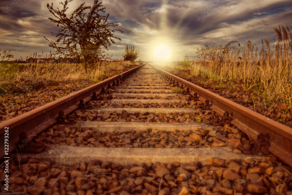 Fototapeta premium Schienen in den Sonnenuntergang