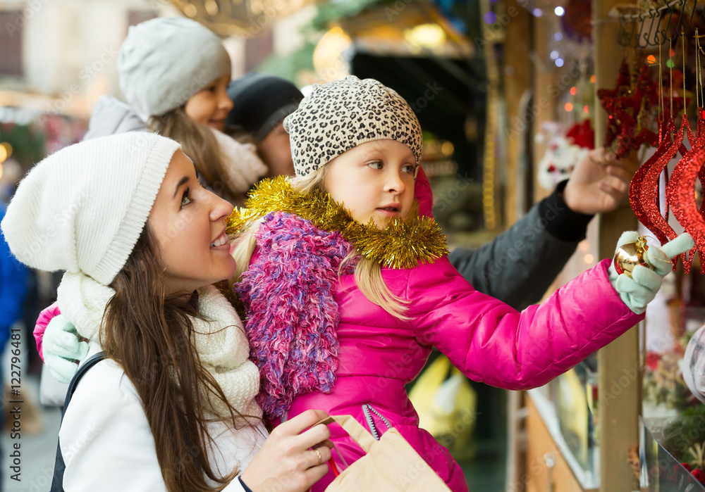 Obraz premium Family of four buying holidays decorations