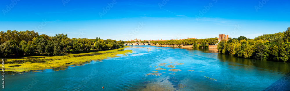 Panorama de la Garonne à Toulouse en Midi-Pyrénées, Occitanie en France