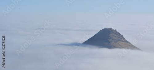 Sislerin İçinden Yükselen Volkanik Dağ © The Cheroke