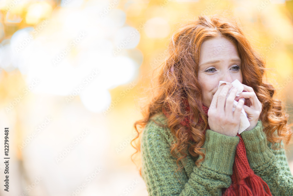 Frau mit Erkältung im Herbst Frau mit Erkältung im Herbst