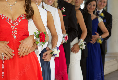 Large Group of Teenagers Going to the Prom Fototapet