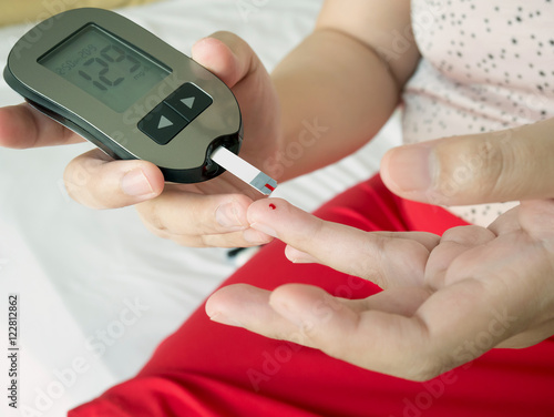 measuring glucose level with digital glucose meter