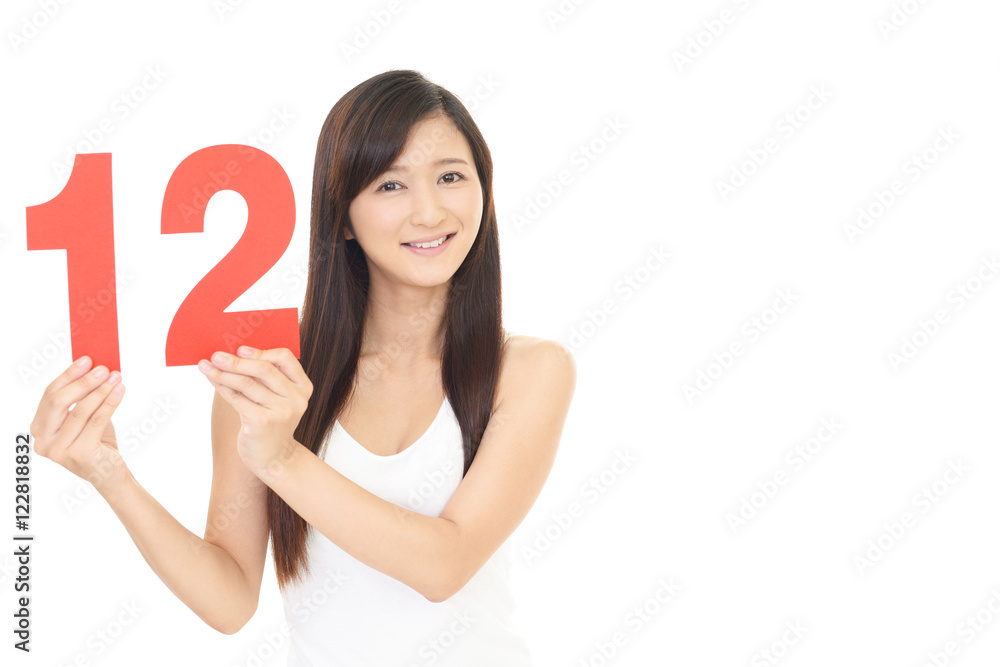 数字を持つ笑顔の女性