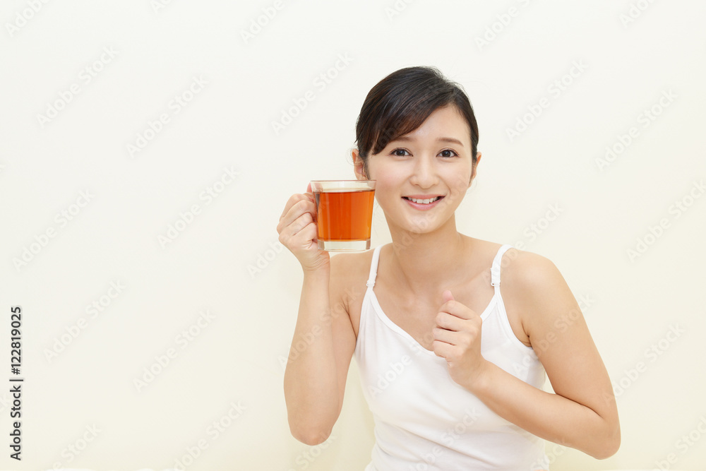 紅茶を飲み寛ぐ女性 紅茶を飲み寛ぐ女性