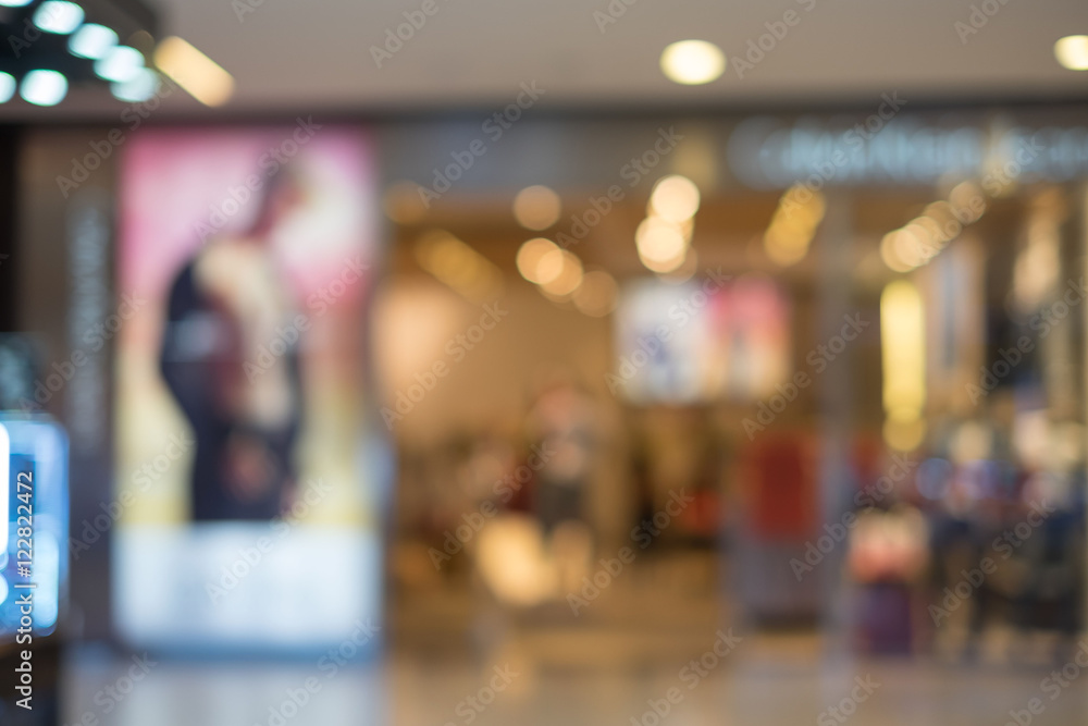 Blurred background : Customer shopping at department store with bokeh light