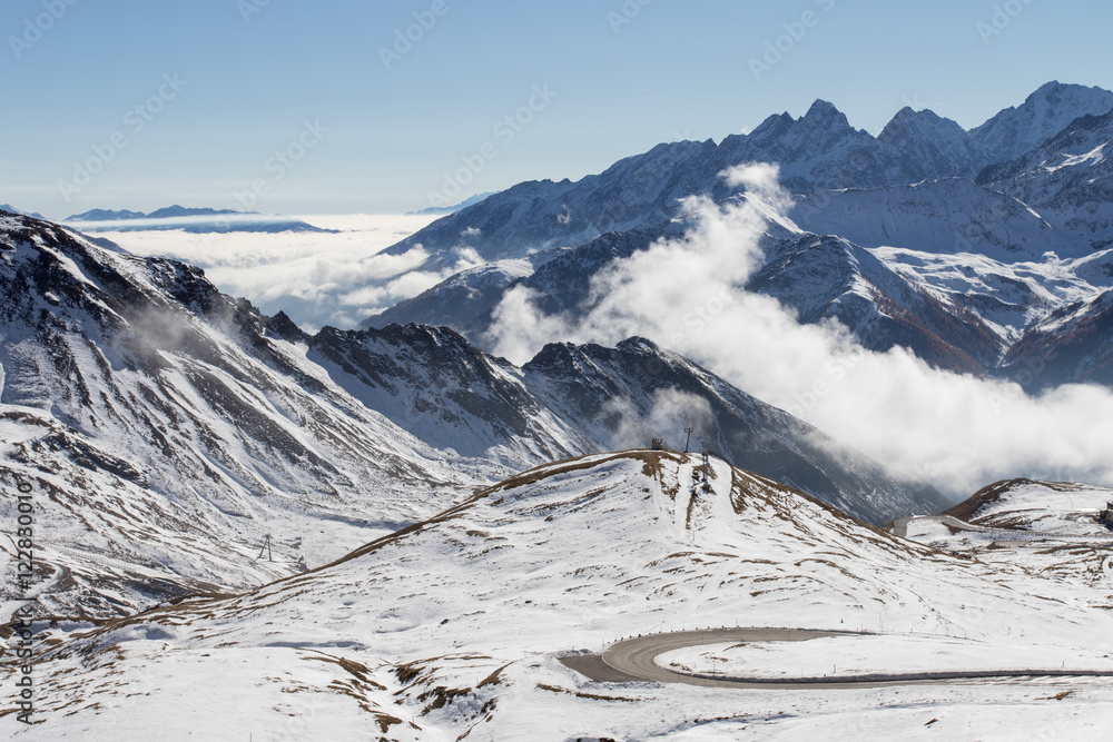 Zamglone i ośnieżone alpejskie szczyty - obrazy, fototapety, plakaty 