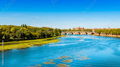 La Garonne et la Prairie des Filtres et le Pont Neuf    Toulouse en Midi-Pyr  n  es  Occitanie en France