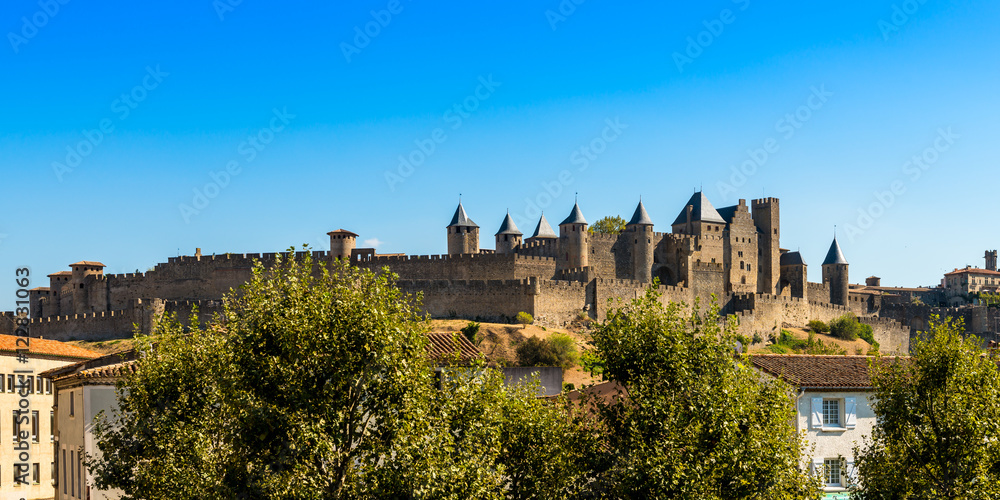 La Cité de Carcassonne depuis le pont vieux dans l'Aude en Languedoc, Occitanie en France