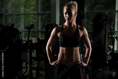 Siluet Healthy Woman Posing In The Gym