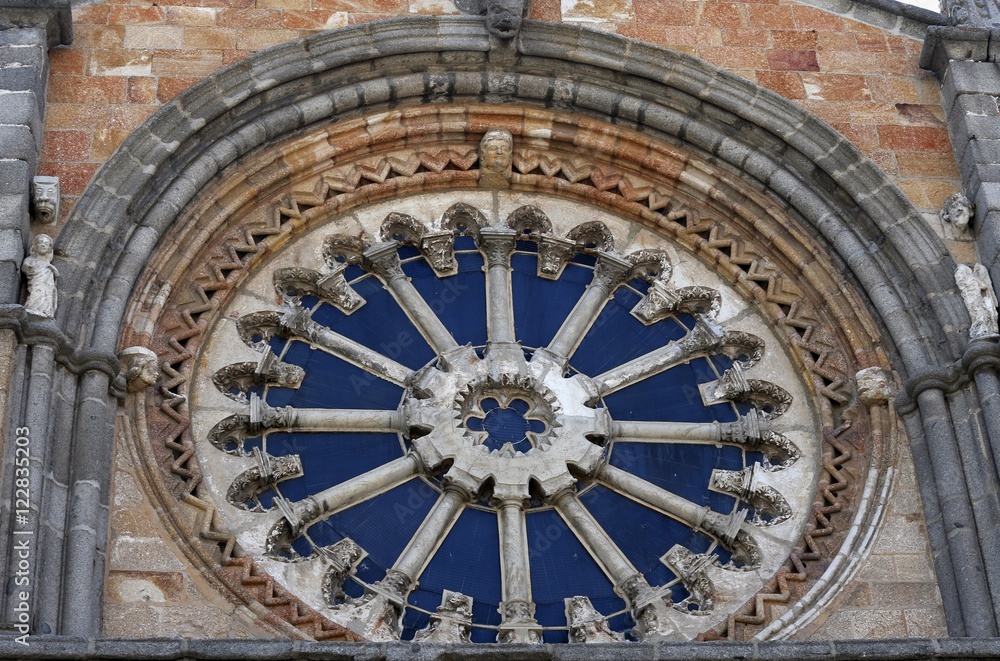 Iglesia Parroquial de San Pedro, templo románico ubicado en Ávila, en la Plaza de Santa Teresa o Plaza del Mercado Grande. Castilla y León, España. 