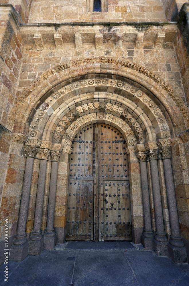  Iglesia Parroquial de San Pedro,templo románico ubicado en Ávila,en la Plaza de Santa Teresa o Plaza del Mercado Grande.Castilla y León,España. 