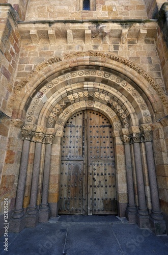  Iglesia Parroquial de San Pedro,templo románico ubicado en Ávila,en la Plaza de Santa Teresa o Plaza del Mercado Grande.Castilla y León,España. 