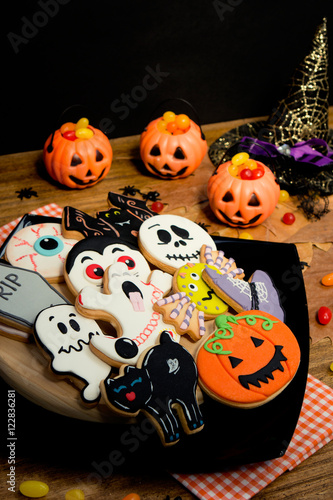 Creepy Halloween cookies and pumpkin baskets filled with candies © Gelpi