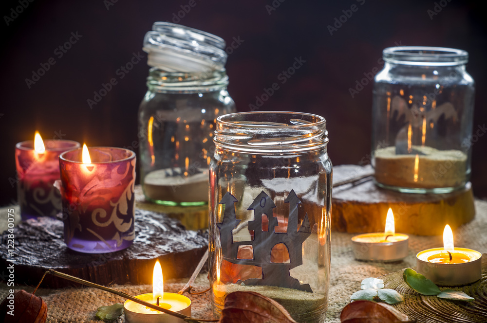 kompozycja halloween ze świecami słoikami na stole, Don't open till Halloween kompozycja halloween ze świecami słoikami na stole, Don't open till Halloween