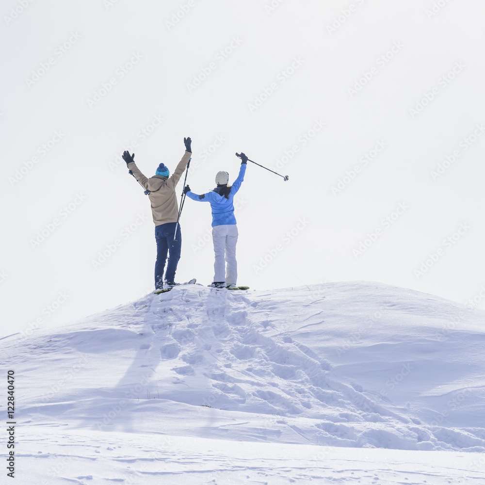 Schneeschuhwanderer genießen die Erhabenheit am Gipfel