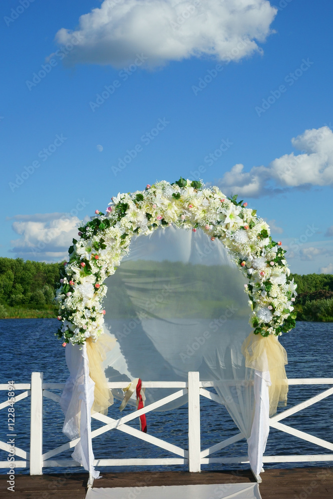 arch of flowers at the wedding
