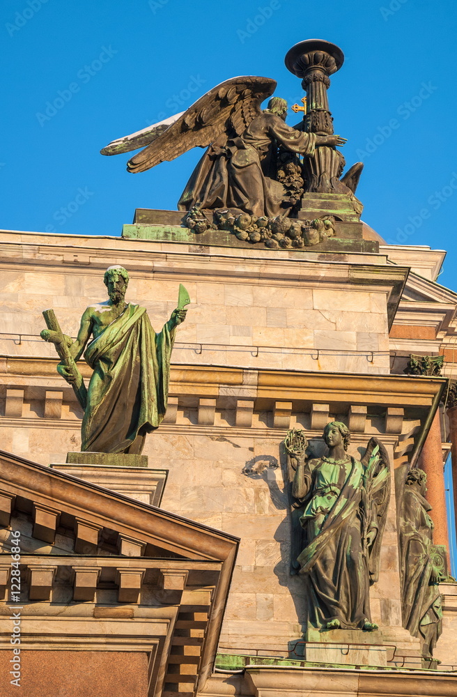 Obraz premium Sculptures of angels and archangels adorn the pediment of St. Isaac's Cathedral in St. Petersburg