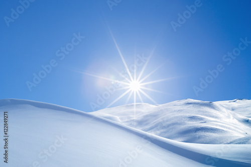 Schneewehe im Gegenlicht