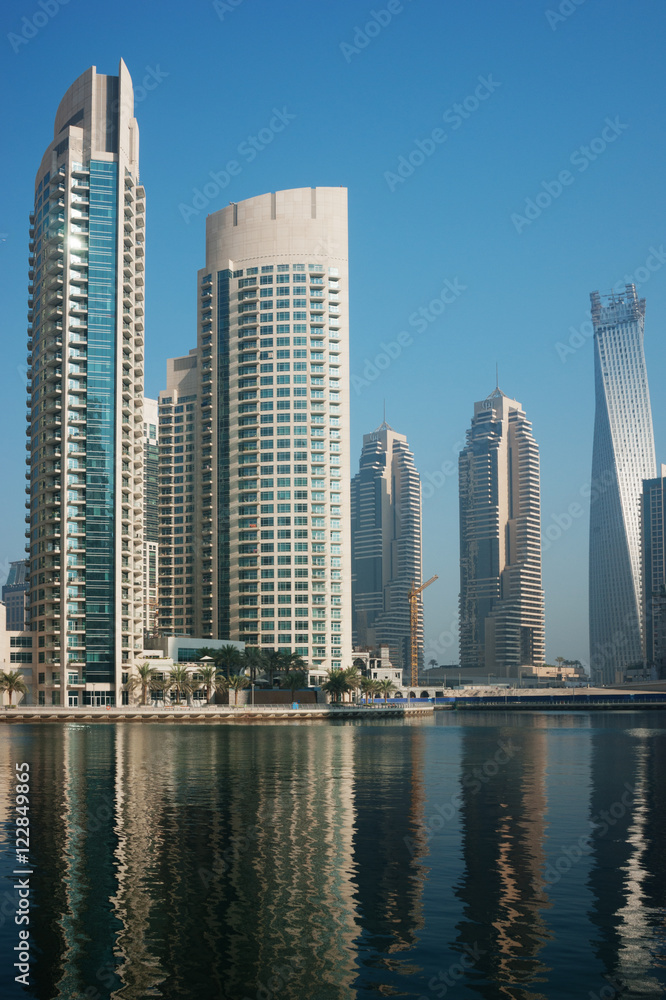 Obraz premium Modern city on the bay in the morning mist