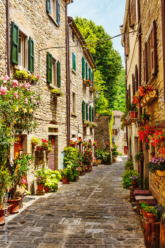 Obraz na plátne Narrow street in the old town in Italy
