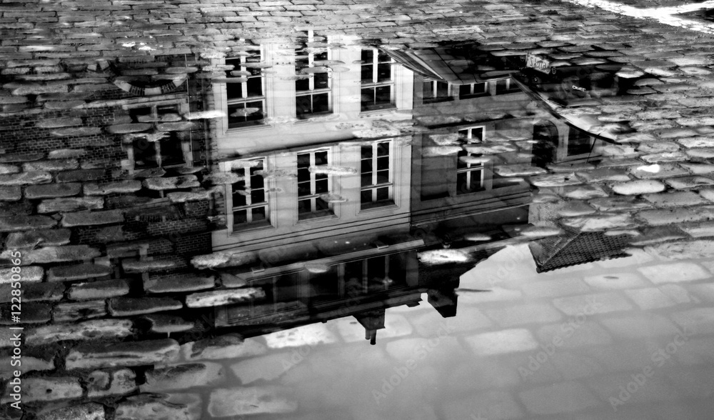 Reflejo en un charco de edificios en Gante, Belgica
