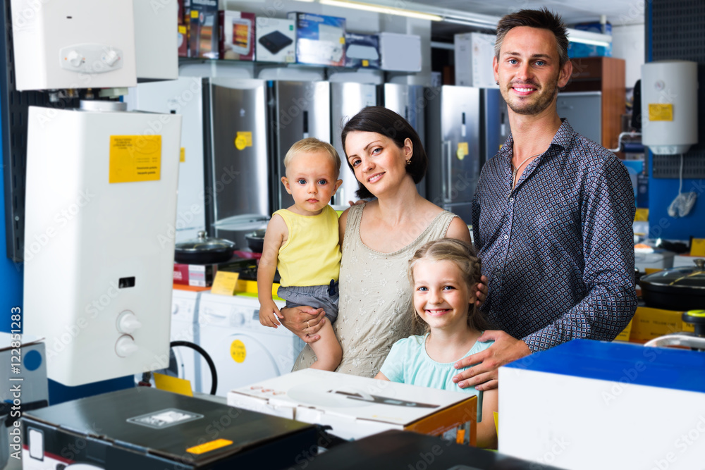 Obraz premium parents with kids in store