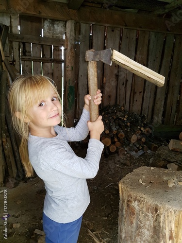 petite fille couper de bois photo