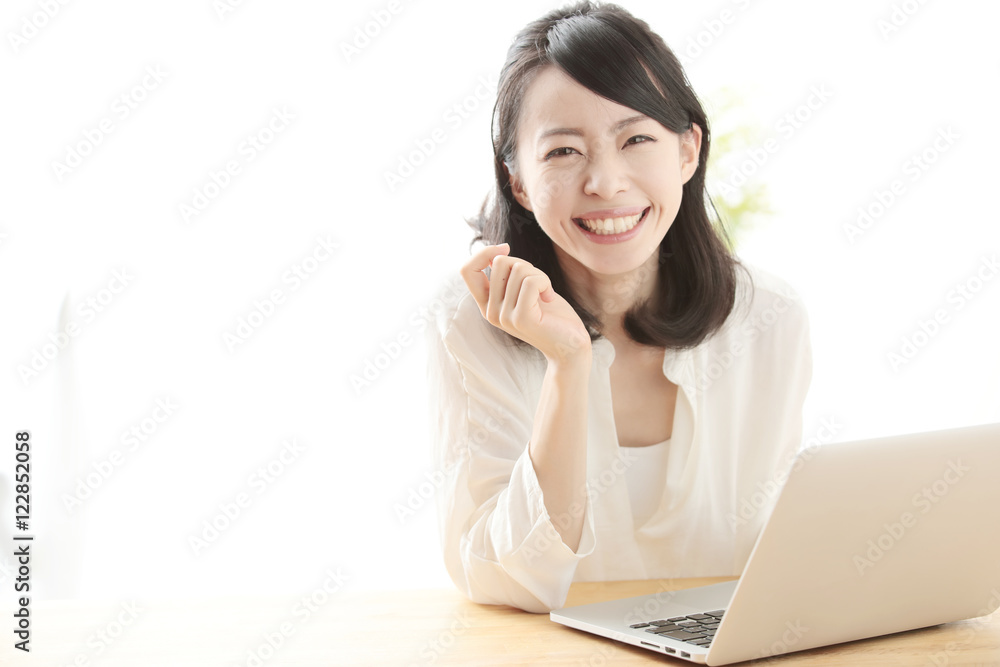パソコン・若い女性 パソコン・若い女性