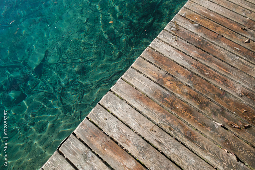 Obraz premium Wooden pier at a lake in the alps