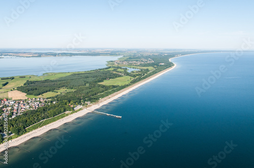 Luftaufnahme des Küstenstreifens der Insel Usedom, im vordergrund Koserow