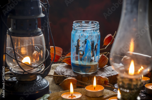 straszny halloween kompozycja z świec lamp drzewa słoików zniczy i lampionów, Scary halloween © Krzysztof Matloch