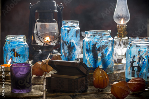straszny halloween kompozycja z świec lamp drzewa słoików zniczy i lampionów, Scary halloween
