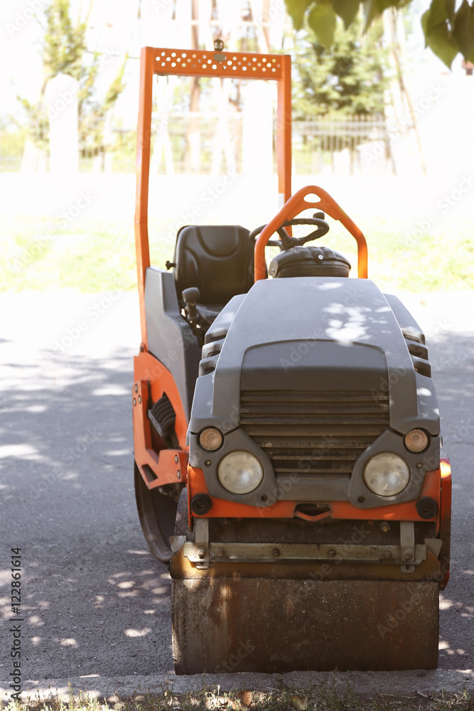 Obraz premium Road roller on city road