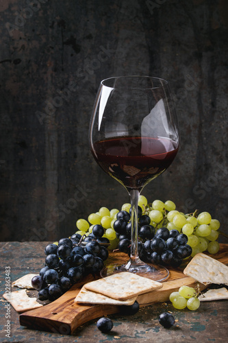 Red and white grapes with crackers