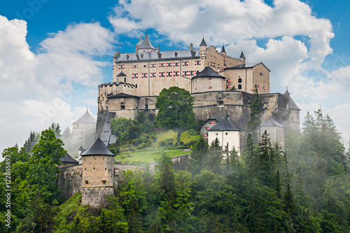 Obraz na płótnie Burg Hohenwerfen im Nebel w salonie