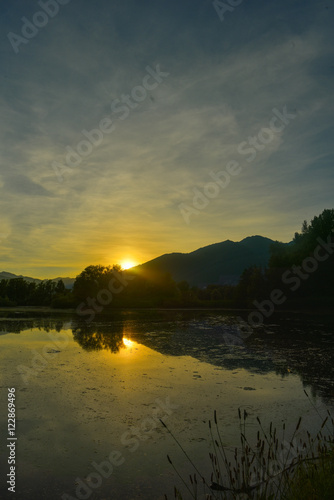Sole che tramonta sul lago