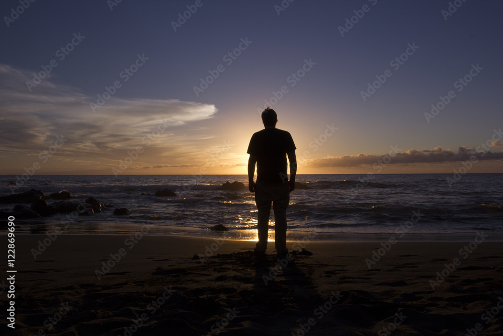 Mann am Strand Sonnenuntergang