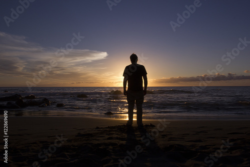Mann am Strand Sonnenuntergang