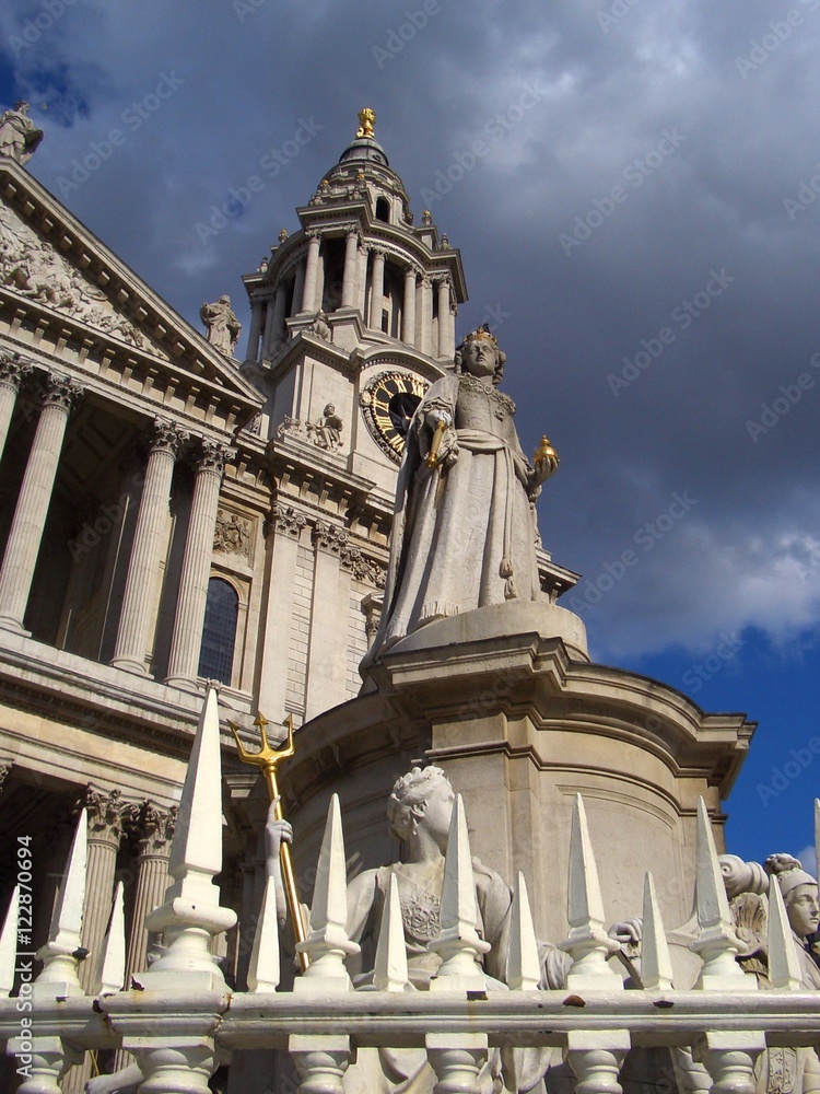 Fototapeta premium Queen Anne Statue, St. Paul's Cathedral, London beneath gathering storm clouds