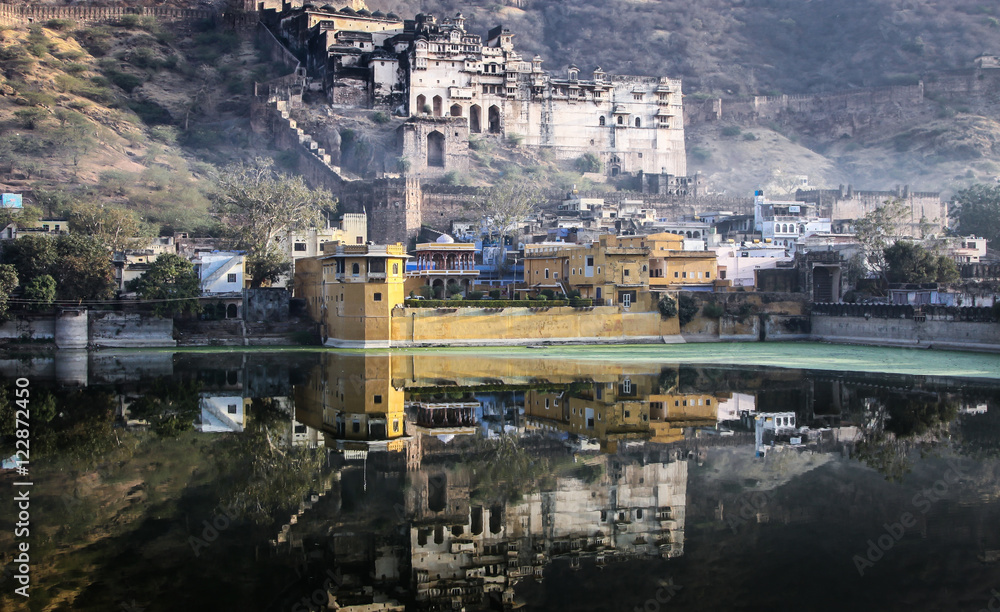 Blick auf den Garh Palace mit Spiegelung, Indien