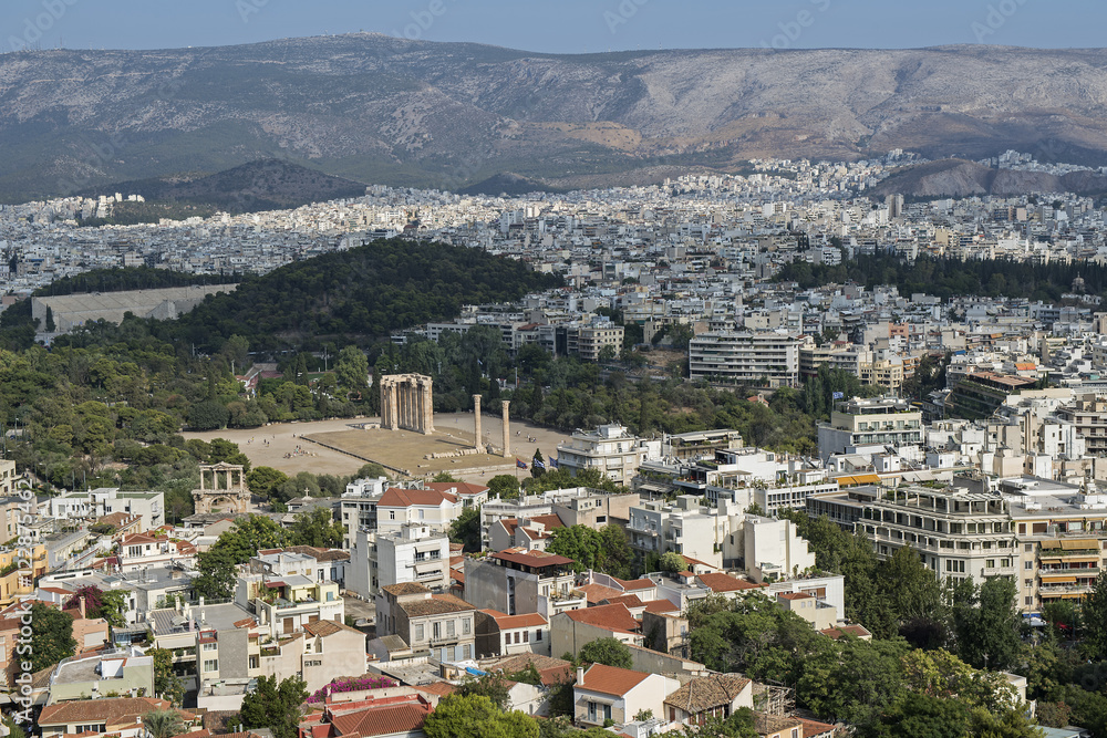 Stadtpanorama von Athen mit Blick auf das Olympieion (Zeustempel), Athen, Griechenland