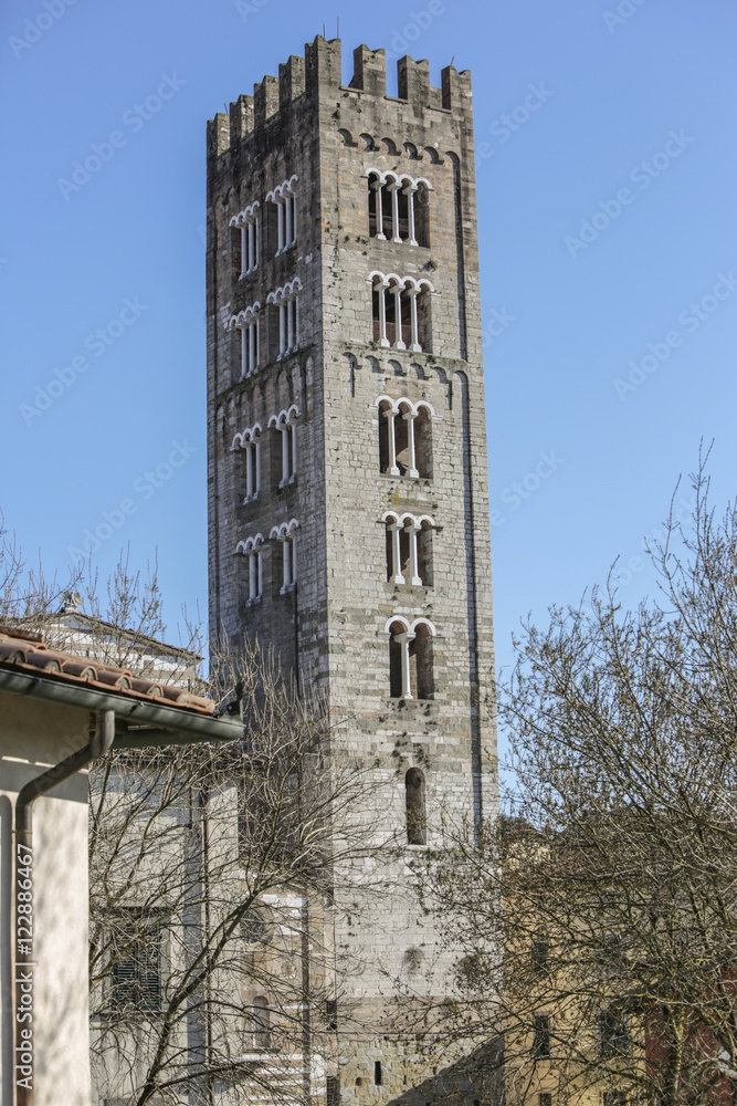 Fototapeta premium Stadtansicht, Stadtansichten, Städtereisen, Italien, Toscana, Lucca, Architektur, Gebäude, Fassaden, Fenster, Türen, Altstadt, Gebäudeteile,