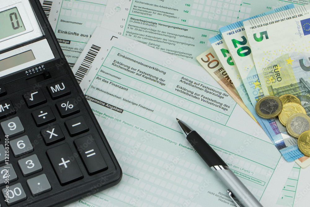 Steuer Formular mit Taschenrechner Kugelschreiber und Geld Steuer Formular mit Taschenrechner Kugelschreiber und Geld