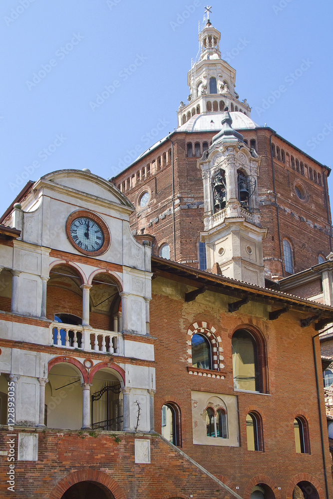 pavia palazzo broletto e cupola duomo cattedrale Santo Stefano e Santa Maria Assunta lombardia italia europa