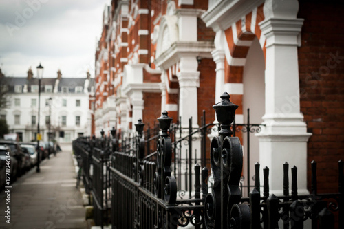 Obraz na płótnie London entrance and exit gate to typical Kensington house, thin focus w salonie