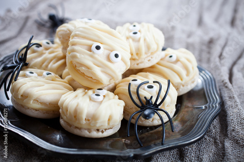 Mummy macaroons for Halloween