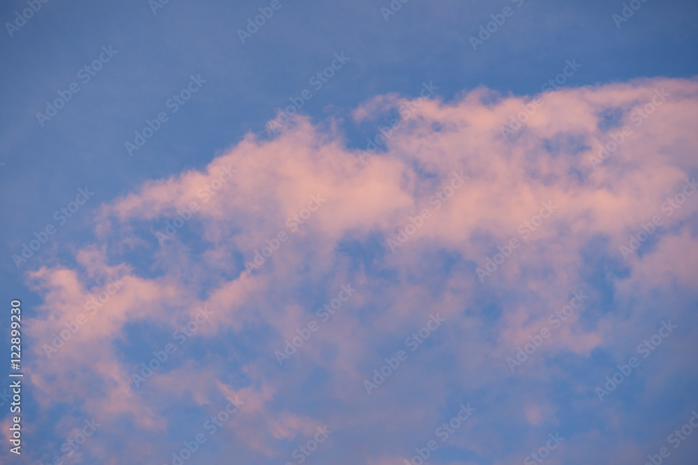 Fototapeta premium chmury w kolorach zachodzącego słońca