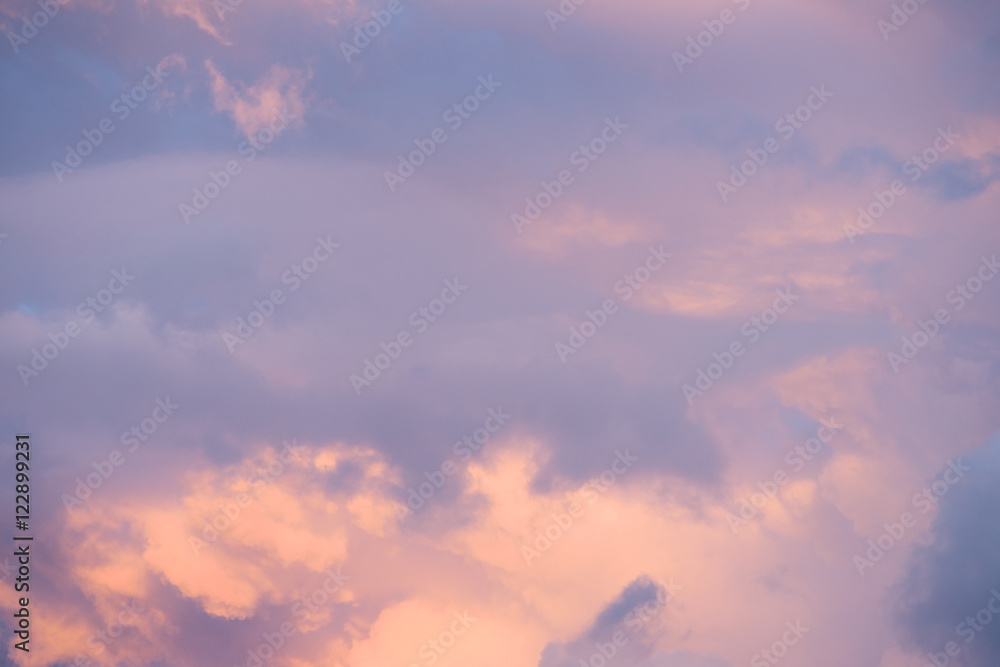 Fototapeta premium chmury w kolorach zachodzącego słońca