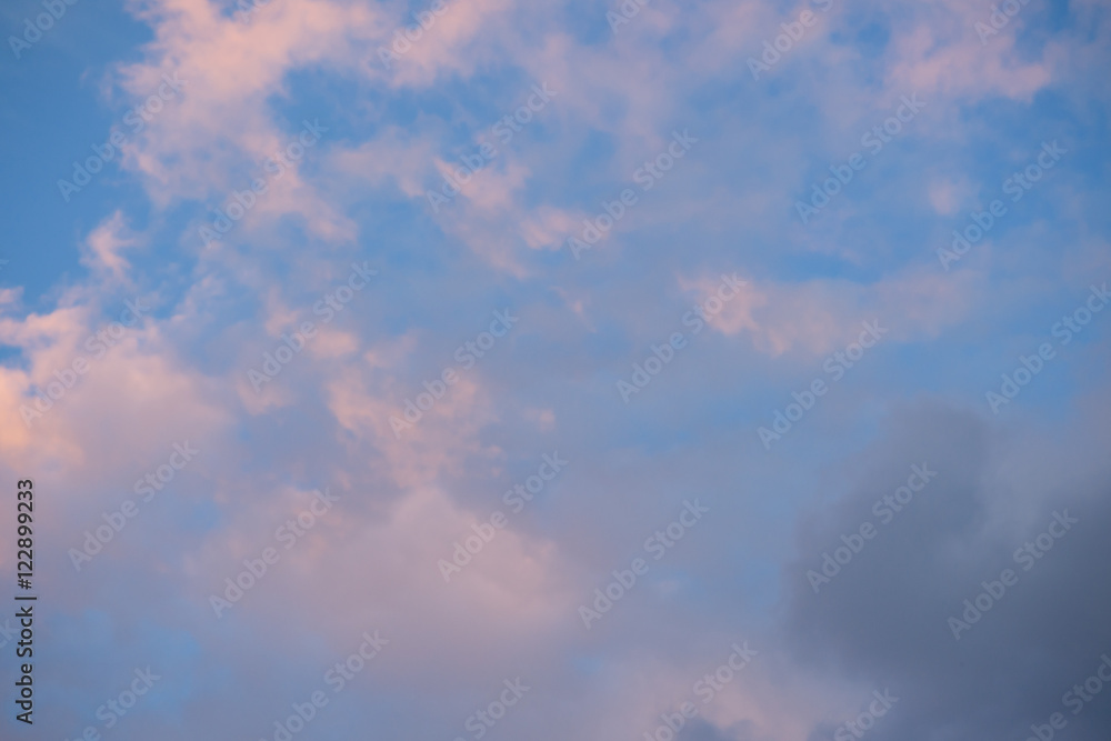 Naklejka premium chmury w kolorach zachodzącego słońca